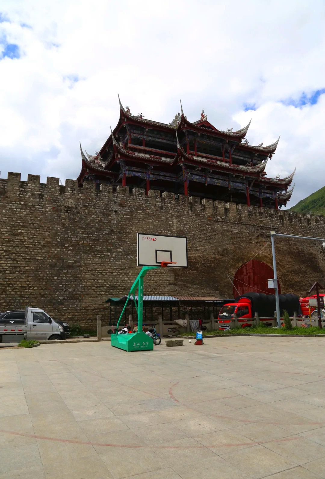 关于特色小镇篮球运动场建设提速，推动地区体育旅游的信息